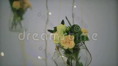 婚礼用花装饰/男人装饰婚礼拱门用花/装饰婚礼场所。